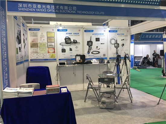 法蘭克福汽配展亞泰光電展臺前展示的工業內窺鏡、視頻內窺鏡等產品