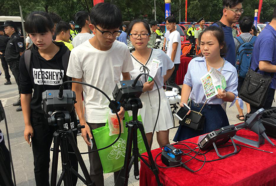 活動(dòng)現(xiàn)場周邊大學(xué)生操作亞泰光電內(nèi)窺鏡產(chǎn)品