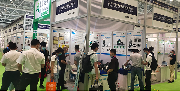 亞泰光電展臺前工作人員與現場觀眾交流、溝通并提供現場咨詢解答